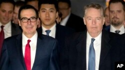 美国财政部长姆努钦（左）和贸易代表莱特希泽（右）2019年2月15日在北京离开酒店前往贸易谈判会场。