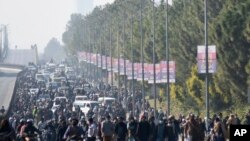 Поддржувачите на Пакистанската партија Техрик-е-Инсаф на затворениот поранешен премиер Имран Кан се движат кон плоштадот Д-Чок близу на протест на кој бараат ослободување на Кан, во Исламабад, 26 ноември 2024 година.