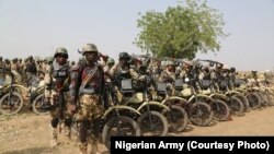 Warga setempat berusaha menangkap berbagai sesaji yang dilemparkan oleh suku Tengger ke dalam kawah gunung Bromo dalam festival Hindu "Yadnya Kasada" di Probolinggo, Jawa Timur.