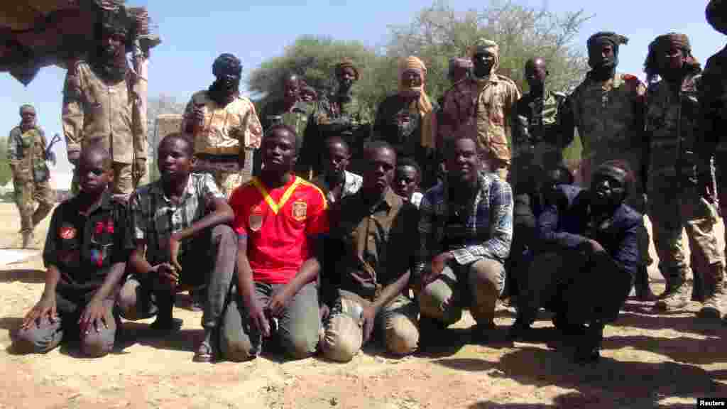 Tsoiffin 'yan kungiyar Boko Haram sun tattaru a gaban sojojin Chadi a garin Ngouboua ran 22 Afrilu, 2015. Yaran sun ce su 'yan kasar Chadi ne wadanda aka tilasta musu shiga kungiyar Boko Haram lokacin da suke karatun allo a Najeriya, amma daga baya sun kubuce suka gudu, suka mika kawunansu ga sojojin Chadi.