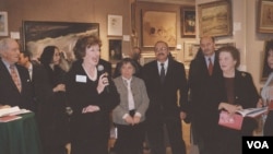 კონი ერისთავი, ქეთი დოილი, შერონ მაილსი, რეზო ადამია, ლევან მიქელაძე, ენ სიდამონ-ერისთავი (მარცხნიდან მარჯვნივ) იმყოფებიან ნიუ-იორკში, "საქართველოს ამერიკელი მეგობრების" მიერ, 2004 წელს გამართულ საქველმოქმედო აუქციონზე.