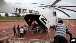 Un hélicoptère de l'ONU en train d’être déchargé de sa cargaison dans le camp de Yida, au Soudan du Sud, 14 septembre 2012. (AP Photo / Mackenzie Knowles-Coursin)