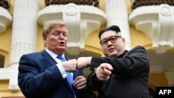 អ្នកត្រាប់តាមប្រធានាធិបតីសហរដ្ឋអាមេរិកដូណាល់ ត្រាំ និងមេដឹកនាំកូរ៉េខាងជើង គីម ជុងអ៊ុន ស្ថិតនៅទីក្រុងហាណូយ ប្រទេសវៀតណាមកាលពីថ្ងៃ ទី២២ ខែកុម្ភៈ ឆ្នាំ២០១៩។