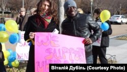 У "день Гідності" українці прийшли до Білого дому. ФОТО