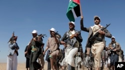 胡塞反政府武裝在也門薩那城外遊行聲援加沙地帶的巴勒斯坦人。(2024年1月22日)