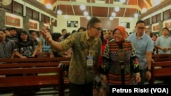 Wali Kota Surabaya Tri Rismaharini saat mengunjungi sejumlah gereja di Surabaya saat perayaan malam Natal, 25 Desember 2019. (Foto: VOA/ Petrus Riski).