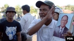 More than 100 people came to the court on Wednesday to call for the release of their fellow villagers. (Photo: Neou Vannarin/VOA Khmer) 