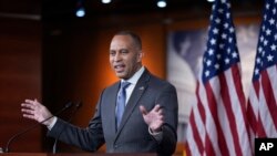Lider manjine u Predstavničkom domu Hakeem Jeffries razgovara s novinarima na svojoj sedmičnoj konferenciji za novinare u Capitolu u Washingtonu, 7. februara 2025.