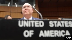 하워드 솔로몬 국제원자력기구(IAEA)주재 미국 임시 대리대사가 2025년 3월 3일 오스트리아 빈의 IAEA 본부에서 분기별 이사회 회의에 참여하고 있다. 