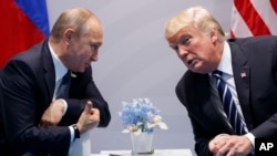 FILE - Presiden Amerika Serikat Donald Trump saat bertemu dengan Presiden Rusia Vladimir Putin di KTT G-20, 7 Juli 2017, di Hamburg.