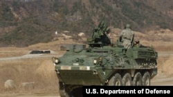 Бойова броньована машина Stryker у складі армії США під час тренувань  у навчальному центрі Rodrigues, у Південній Кореї.