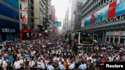 Gonkong yoshlari demokratik talablar bilan ko'chaga chiqqan va namoyishlarni to'xtatmoqchi emas 