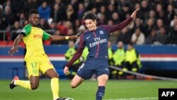 L'attaquant uruguayen de PSG Edinson Cavani aux prises avec le défenseur nigérian de Nantes Chidozie Awaziem lors du match de football L1 entre le Paris Saint-Germain (PSG) et Nantes (FCN) au Parc des Princes, Paris, 18 novembre 2017 AFP PHOTO / BERTRAND GUAY