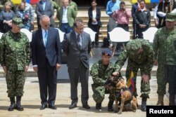 El ministro de Defensa de Colombia, Iván Velásquez (2do desde la izquierda), y el presidente Gustavo Petro miran a un perro que ayudó en el rescate de los niños en la selva, en Bogotá, Colombia, el 26 de junio de 2023. REUTERS/Vannessa Jiménez