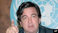 Hayati Gavana Bill Richardson wakati wa uhai wake katika Umoja wa Mataifa akihutubia waandishi wa habari mjini Geneva, Uswisi Machi 26, 1998. AP.