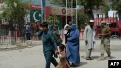 برخی از افغان ها در پاکستان می گویند که پولیس آن‌ها را به بهانه اسناد دستگیر می‌کنند تا از آن‌ها پول بگیرند. 