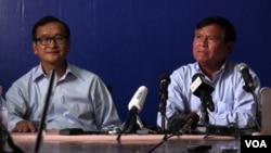 លោក កឹម សុខា និង​លោក​សម រង្ស៊ី​ នៅ​ក្នុង​សន្និសីទ​ព័ត៌មាន​មួយ។