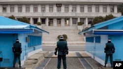 在南北韓軍事分界線板門店的兩國士兵在對視。（2014年3月12日）