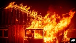 Moto unaoendelea ambao unateketeza nyumba katika eneo la kauti Butte, California, Sept. 9, 2020. 