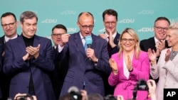 Mgombea wa chama cha Waconservative Friedrich Merz, akihutubia wafuasi wake kwenye makao makuu ya chama, mjini Berlin, Februari 23, 2025. Picha ya AP