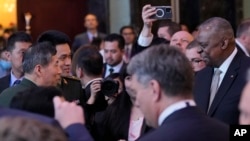 6月2日，在新加坡的香格里拉安全对话会上，美国国防部长奥斯汀与中国防长李尚福握手并短暂交流。