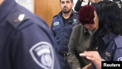Malka Leifer, ancienne directrice d'école recherchée en Australie pour abus sexuels sur des élèves, au tribunal de district de Jérusalem accompagnée de gardes du service pénitentiaire israélien, 14 février 2018. (Reuters/Ronen Zvulun)