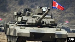 ภาพที่ถ่ายได้เมื่อ 13 มี.ค. 2567 และเผยแพร่ในวันที่ 14 มี.ค. 2567 โดยสื่อ KCNA ของรัฐบาลเปียงยาง แสดงให้เห็น คิม จอง อึน ทดลองขับรถถังรุ่นใหม่