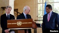 BMTning Suriya bo'yicha mas'ul vakili Staffan de Mistura (markazda), BMTning Suriyaga gumanitar yordam yetkazish bo'yicha mas'ul vakili Yaqub al Hillo (o'ngda) va de Misturaning maxsus maslahatchisi Jan Egeland (chapda) Jenevada, 9-mart, 2016-yil.