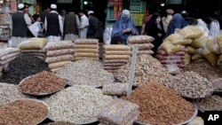 بخش عمدهٔ صادرات افغانستان را میوه‌های خشک و تازه تشکیل می‌دهد