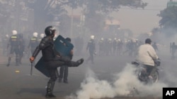 ប៉ូលិស​​បង្ក្រាប​កុប្បកម្ម​បំបែក​ក្រុម​បាតុករ​កាល​ពី​ថ្ងៃ​ច័ន្ទ ទី​២៧ មករា ២០១៤។