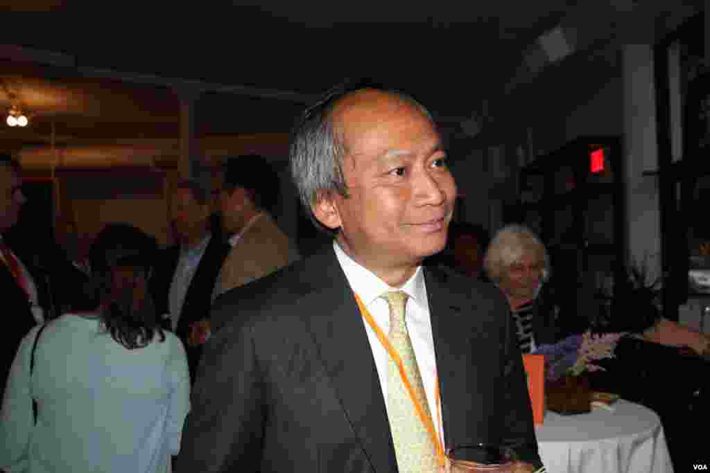 Cuong Do, board member of Caring for Cambodia at a Washington, DC fundraiser and silent auction organized by the non-profit to help support 21 impoverished schools in Cambodia's Siem Reap province, May 4, 2017. (VOA Khmer)