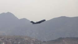 យន្ដហោះ​យោធា​មួយ​គ្រឿង​របស់​សហរដ្ឋ​អាមេរិក​ហោះ​ចេញ​ពី​អាកាសយានដ្ឋាន​អន្តរជាតិ Hamid Karzai ក្នុង​រដ្ឋធានី​វ៉ាស៊ីនតោន ប្រទេស​អាហ្វហ្គានីស្ថាន ថ្ងៃទី៣០ ខែសីហា ឆ្នាំ២០២១។ (AP Photo/Wali Sabawoon)