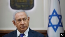 El primer ministro de Israel, Benjamin Netanyahu, asite a su reunión semanal de gabinete en su oficina en Jerusalén el 7 de octubre de 2018.