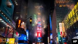 កាំ​ជ្រួច​ត្រូវ​បាន​បាញ់​ឡើង​នៅ​ទី​លាន​ Times Square នៅ​អំឡុងពេល​អបអរ​សាទរ​បុណ្យ​ចូល​ឆ្នាំ​សកល​ ២០១៥ នៅ​ទីក្រុង​ New York។