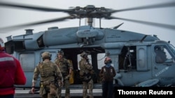 تصویری از یک هلیکوپتر بر روی ناو هواپیمابر یواس‌اس رونالد ریگان در دریای عرب