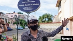 Yunior García, líder del grupo Archipiélago, al salir del edificio de la Fiscalía General en La Habana, el 21 de octubre de 2021.