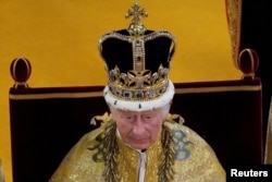 El rey Carlos III con la corona de San Eduardo durante su ceremonia de coronación en la Abadía de Westminster, Londres, el sábado 6 de mayo de 2023. Andrew Matthews/vía REUTERS