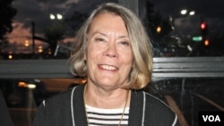 រូបឯកសារ៖ លោកស្រី Elizabeth Becker អ្នក​សារព័ត៌មាន​អាមេរិក​ជើង​ចាស់​ម្នាក់ ចូលរួមការ​ជួបជុំគ្នា​មួយ​របស់​អតីត​ក្រុម​អ្នក​រាយការណ៍​ឲ្យ​កាសែត​ដេលី នៅ​រដ្ឋធានី​វ៉ាស៊ីនតោន កាលពី​ថ្ងៃទី៨ ខែកញ្ញា ឆ្នាំ២០១៧។ (ទែន សុខស្រីនិត/VOA)