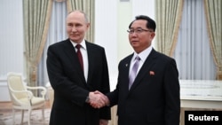 2025년 2월 27일 러시아 크렘린궁에서 블라디미르 푸틴 러시아 대통령이 리히용 북한 노동당 중앙위원회 비서와 악수를 나누고 있다.