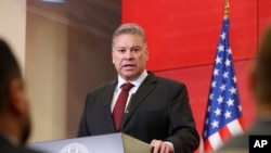 Габриел Ескобар, аменик помошник секретар и специјален пратеник во канцеларијата за европски и евроазиски прашања и специјален пратеник за прашања од Западен Балкан.