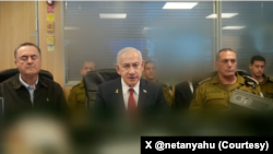 آقای نتانیاهو از مقر فرماندهی عملیات پیامی تلویزیونی داد. تصاویر برخی اسناد و افراد توسط دفتر نخست وزیر اسرائیل به خاطر مسائل امنیتی پوشیده شده است. 