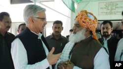 Pokiston Mudofaa vaziri Xo'ja Muhammad Osif Jamoat Ulamo Islom diniy rahbari Mavlono Fazalur Rahmon bilan gaplashayapti. Parlament Yamanni bombardimon qilayotgan koalitsiyaga kirmaslikka qaror qildi.