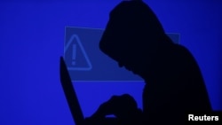 រូបឯកសារ៖ រូបថតមួយបង្ហាញជនអនាមិកម្នាក់កំពុងប្រើកុំព្យូរទ័រ កាលពីថ្ងៃទី១៣ ខែឧសភា ឆ្នាំ២០១៧។