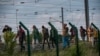 Des migrants qui ont réussi à traverser le terminal d'Eurotunnel marchent sur le côté de la voie ferrée alors qu'ils tentent de rejoindre une navette vers la Grande-Bretagne, le 28 juillet 2015 à Frethun, dans le nord de la France. (Photo AFP/Philippe Huguen)