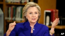 លោក​ស្រី​ Clinton បេក្ខជន​ប្រធានាធិបតី​អាមេរិក​ខាង​គណបក្ស​ប្រជាធិបតេយ្យ ថ្លែង​នៅ​ក្នុង​ព្រឹត្តិការណ៍​មួយ​នៅ​សាលា​ Rancho នៅ​ Las Vegas កាល​ពី​ឆ្នាំ​២០១៥។