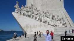 Aílton Côrrea em frente ao Padrão dos Descobrimentos em Lisboa, Portugal.
