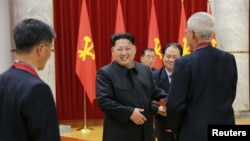 មេដឹកនាំកូរ៉េខាងជើង​លោក Kim Jong Un (កណ្តាល)។ ចិន​និង​ស.រ.អា​ថ្កោលទោស​ការ​សាកល្បង​អាវុធ​នុយក្លេអ៊ែរ​របស់​កូរ៉េ​ខាង​ជើង។