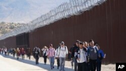 Yaklaşık 1500 muvazzaf askeri birlik geçen hafta Meksika sınırına gelmeye başladı.