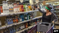 د ترکیې په بازارونو کې د شرابو د نرخ لوړوالی د شرابو د پټ تولید د پراخېدو یو لامل بلل کیږي. (د ارشیف عکس) 