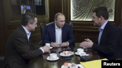 ប្រធានាធិបតី​រុស្ស៊ី Vladimir Putin (កណ្តាល) ផ្តល់​បទសម្ភាសន៍​ដល់​កាសែត​អាល្លឺម៉ង់ Bild នៅ​ទីក្រុង​ Sochi ប្រទេស​រុស្ស៊ី​កាល​ពី​ថ្ងៃទី៥ ខែមករា ឆ្នាំ២០១៦។